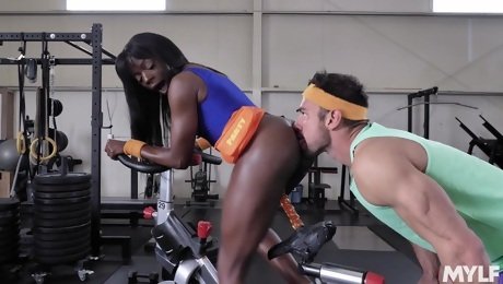 sext ebony Ana Foxxx have memorable sex with her friend at the gym