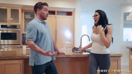 Hardcore kitchen blowjob and a facial with brunette MILF Reagan Foxx