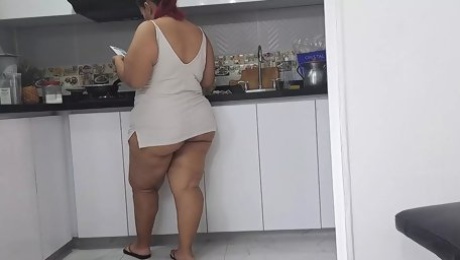 I masturbate watching my stepmother's big butt in the kitchen